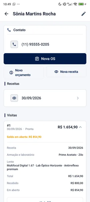 Ficha de una clienta en Four Eyes Lite, con contacto, recetas e historial de visitas